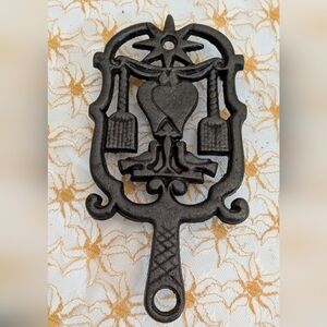 🖤🖤Vintage 1980's Hearts Doves Old Black Cast Iron Kitchen Trivet